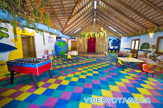 République Dominicaine Punta Cana Dreams Punta Cana En el interior, hay más juegos y un pequeño escenario para una mini-disco.