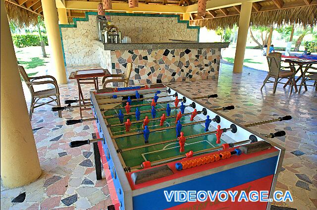 République Dominicaine Punta Cana Dreams Punta Cana Una sala de juegos con varios juegos, aquí un juego de mesa de fútbol.