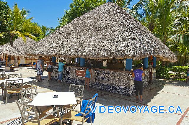 République Dominicaine Punta Cana Dreams Punta Cana A large counter with several chairs at the counter.