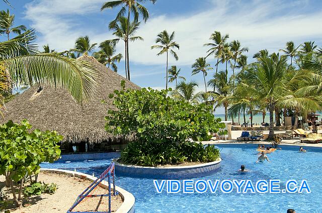 République Dominicaine Punta Cana Dreams Punta Cana Le bar Manatees offre plusieurs sièges dans la piscine, populaire le jour.