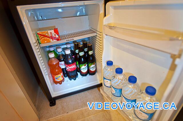 République Dominicaine Punta Cana Dreams Punta Cana Refrigerator with several bottles of water, soft drinks, juices and beer.