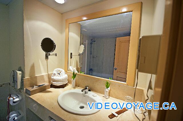 République Dominicaine Punta Cana Dreams Punta Cana El contador del cuarto de baño, un gran espejo, una iluminación potente, suficiente espacio en el mostrador, ...