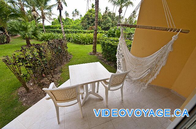 République Dominicaine Punta Cana Dreams Punta Cana Le balcon au rez de chaussé ont un hamac en plus des chaises et d'une table.