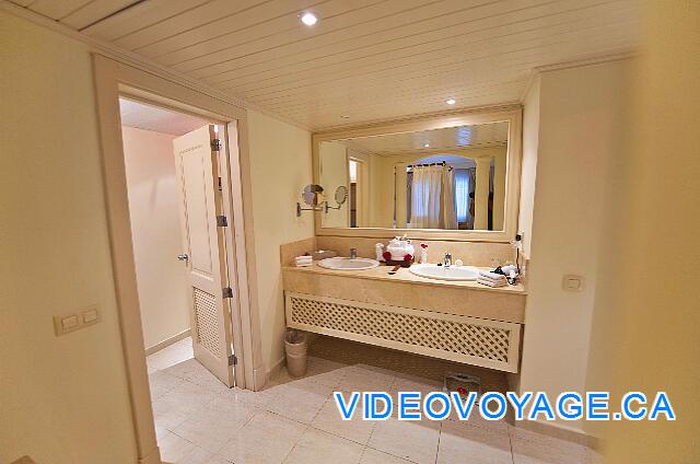 République Dominicaine Punta Cana Dreams Punta Cana El contador en el baño y acceso izquierda al cuarto de baño. Un gran espejo, iluminación potente ... dos lavabos.