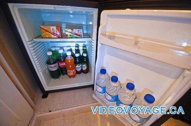 République Dominicaine Punta Cana Dreams Punta Cana The refrigerator with bottled water, soft drinks, juices and beer.