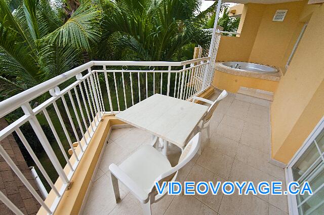 République Dominicaine Punta Cana Dreams Punta Cana The balcony with chairs and a table.