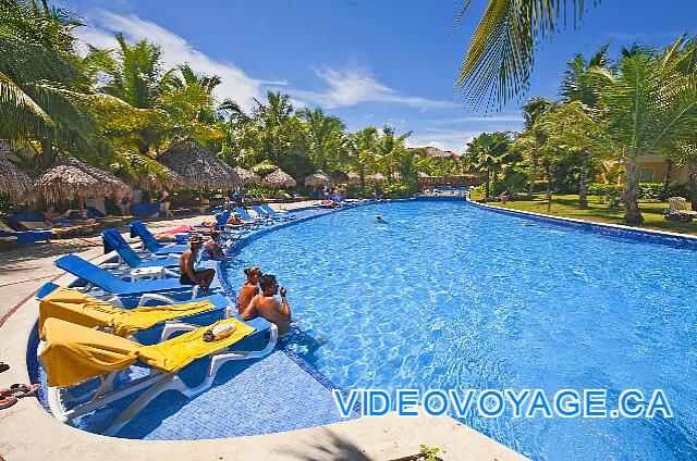 République Dominicaine Punta Cana Dreams Punta Cana Una parte de la piscina que permite tumbonas en la piscina.