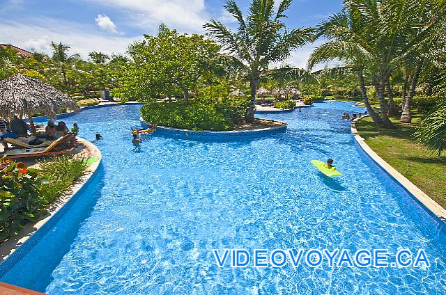 République Dominicaine Punta Cana Dreams Punta Cana With green islets at the center of the pool.