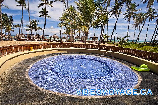 République Dominicaine Punta Cana Dreams Punta Cana The beach in the background, the pool with water jets.