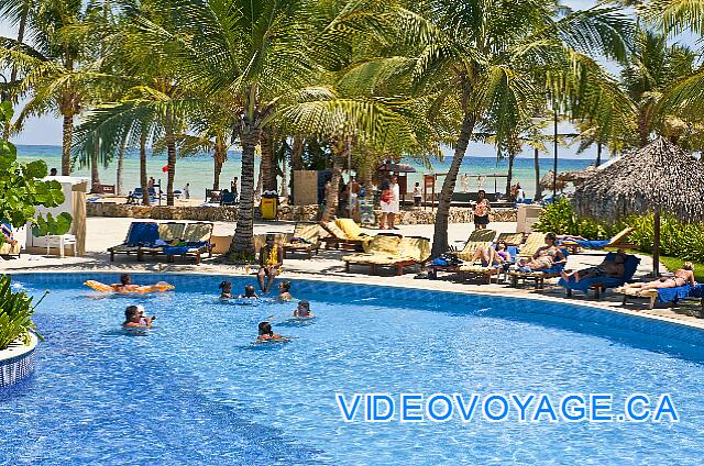 République Dominicaine Punta Cana Dreams Punta Cana La piscina se inicia cerca de la playa, la zona más animada de la piscina, que se encuentra cerca del único bar en la piscina.