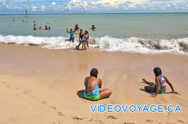 République Dominicaine Punta Cana Dreams Punta Cana Les vagues sont plus sur cette plage que sur la plage Arenas Gordas et la plage Bavaro.  Les journées avec peu de vent les vagues sont petites comme sur la photographie, mais les journées avec beaucoup de vent les vagues deviennent rapidement beaucoup plus grosses.