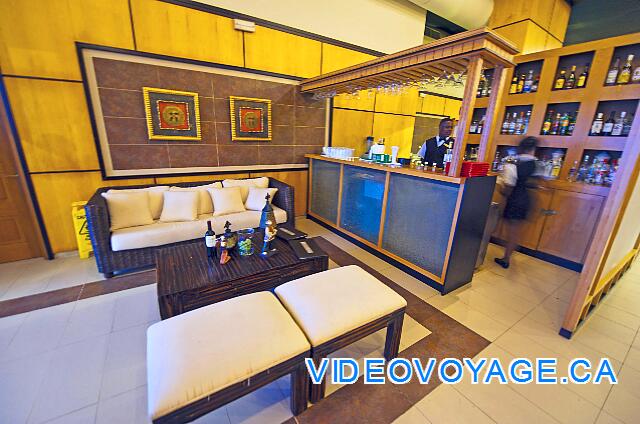 République Dominicaine Punta Cana Dreams Punta Cana A bar at the entrance of the restaurant with comfortable sofas.