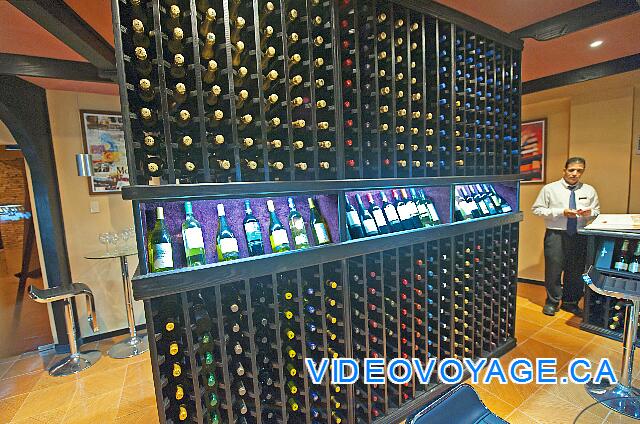 République Dominicaine Punta Cana Dreams Punta Cana El vino se mantiene en una pequeña habitación con aire acondicionado.