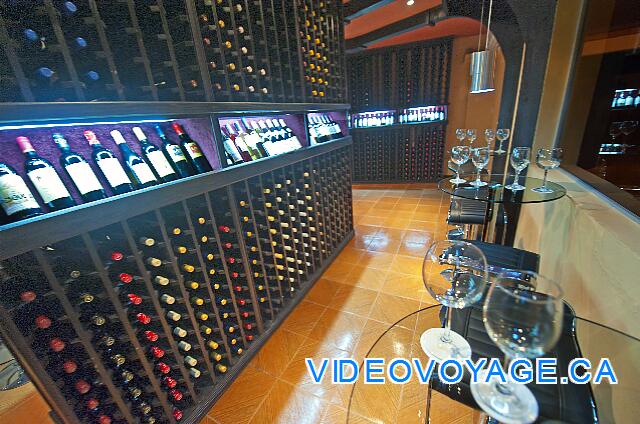 République Dominicaine Punta Cana Dreams Punta Cana Con mesas alrededor de degustar los vinos.