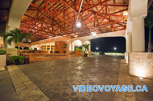 République Dominicaine Punta Cana Dreams Punta Cana The entrance to the hotel at night.