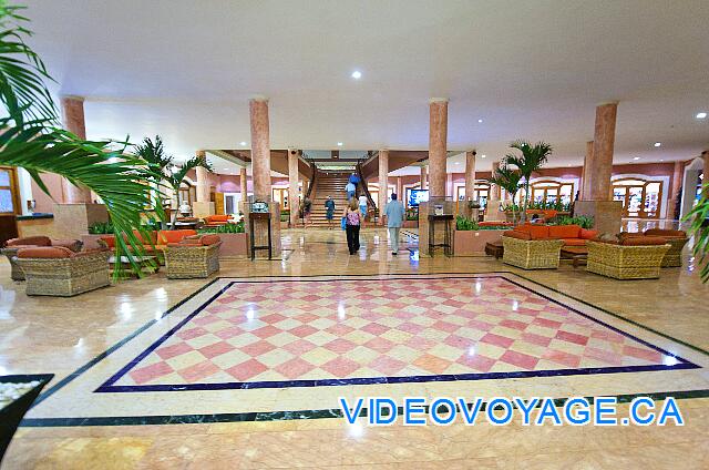 République Dominicaine Punta Cana Dreams Punta Cana L'étage inférieur du Lobby avec la restaurant buffet, l'amphithéâtre, la discothèque, les magasins, les bureaux des tours opérateurs, le casino,...