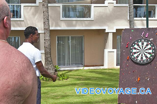 République Dominicaine Punta Cana Dreams Palm Beach Continuous animation, here many people play shooting dart.