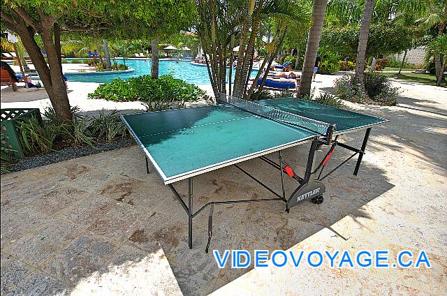 République Dominicaine Punta Cana Dreams Palm Beach A ping pong table on the pool deck.