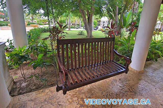 République Dominicaine Punta Cana Dreams Palm Beach A swing near the lobby.