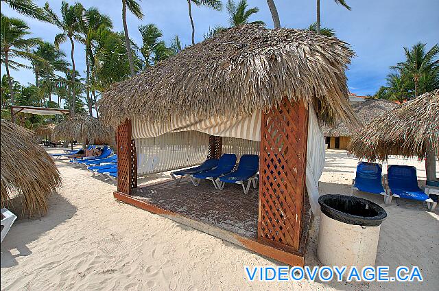 République Dominicaine Punta Cana Dreams Palm Beach Originalement, il y avait plusieurs cabines sur la plage pour les massages.