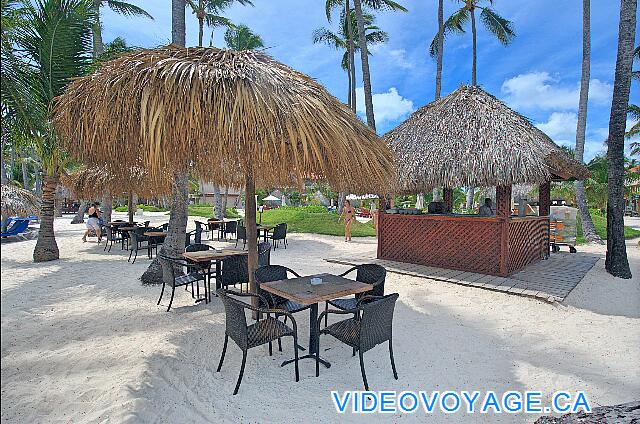 République Dominicaine Punta Cana Dreams Palm Beach The beach bar with a few tables on the beach.