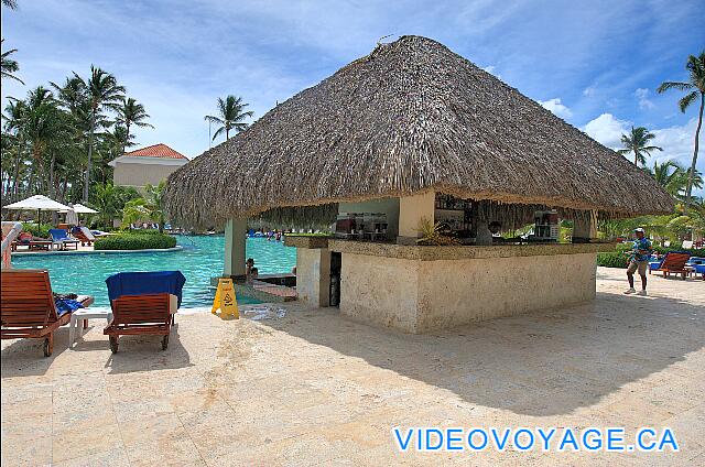 République Dominicaine Punta Cana Dreams Palm Beach Le bar de la piscine, ici le comptoir à l'extérieur de la piscine.