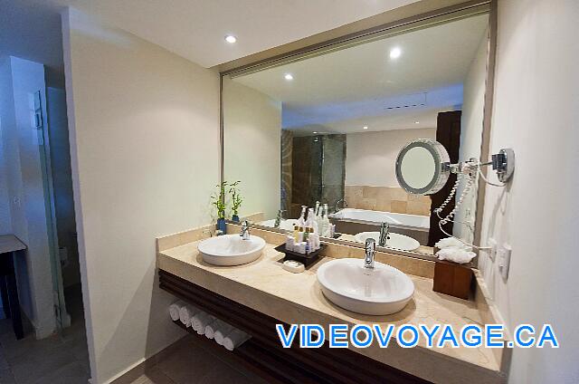 République Dominicaine Punta Cana Dreams Palm Beach The counter in the bathroom, a large mirror, two sinks, a powerful lighting ...
