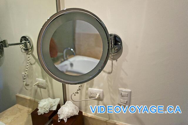 République Dominicaine Punta Cana Dreams Palm Beach A magnifying mirror with light