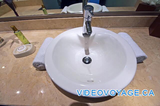 République Dominicaine Punta Cana Dreams Palm Beach Washcloths placed on each side of the sink.