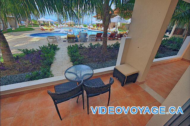 République Dominicaine Punta Cana Dreams Palm Beach A very long balcony with table and chairs.