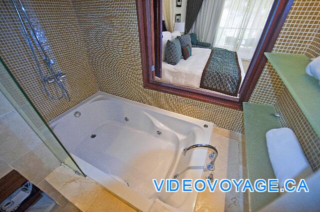 République Dominicaine Punta Cana Dreams Palm Beach Le jacuzzi dans la chambre de bain, vous pouvez prendre votre bain en toute intimité en fermant les portes.