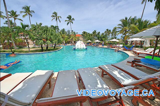 République Dominicaine Punta Cana Dreams Palm Beach Muchas tumbonas y sombrillas en la terraza de la piscina.