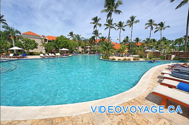 République Dominicaine Punta Cana Dreams Palm Beach Una piscina de tamaño medio, con una isla en el centro.