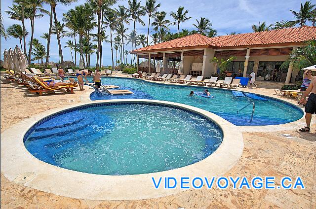 République Dominicaine Punta Cana Dreams Palm Beach With a whirlpool at the other end of the pool.