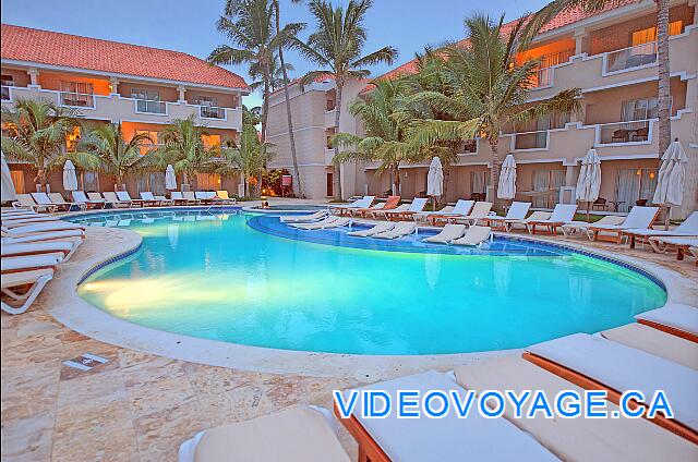 République Dominicaine Punta Cana Dreams Palm Beach Une belle piscine le soir.