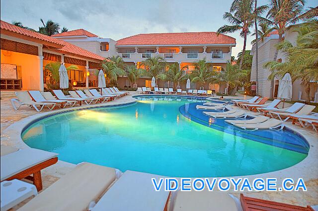 République Dominicaine Punta Cana Dreams Palm Beach Une belle piscine le soir.