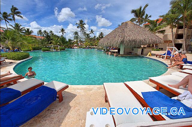 République Dominicaine Punta Cana Dreams Palm Beach La piscine secondaire, contruite en 2008
 avec un bar dans la piscine.