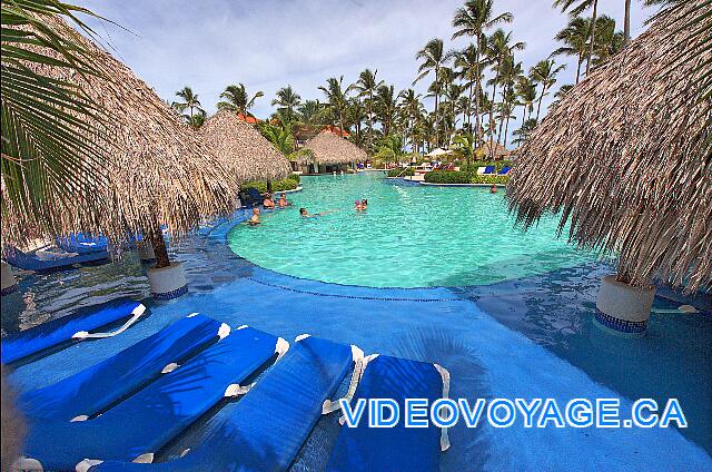 République Dominicaine Punta Cana Dreams Palm Beach Plusieurs chaises longues dans la piscine.