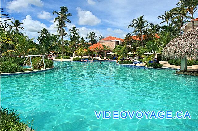 République Dominicaine Punta Cana Dreams Palm Beach La piscine continue plus loins.  Quelques sports sont pratiqué dans la piscine.