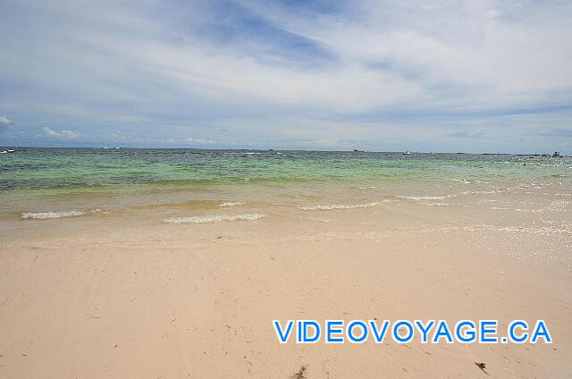 République Dominicaine Punta Cana Dreams Palm Beach La pendiente de la playa y entrar en el océano es dulce.