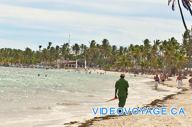 République Dominicaine Punta Cana Dreams Palm Beach Muchos caminantes en la playa hacia el sur.