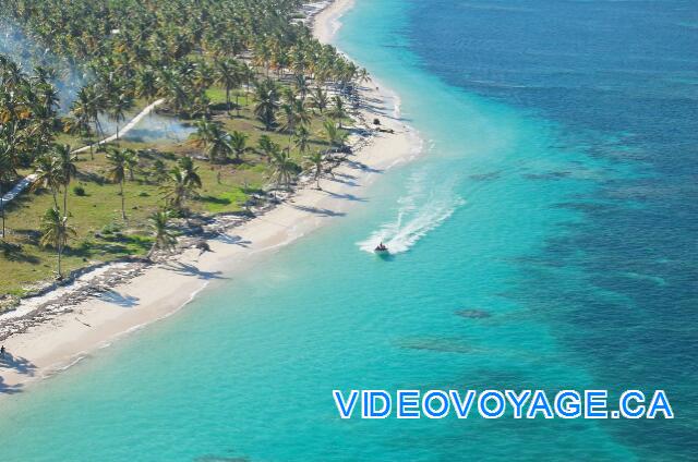 République Dominicaine Punta Cana Dreams Palm Beach Entre la playa Cabeza de Toro y Playa Bávaro, hay un parque natural protegido, los barcos navegan cerca de la orilla no molestar a la zona protegida en el océano.