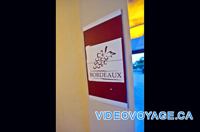 République Dominicaine Punta Cana Dreams Palm Beach Cartel de restaurante de Burdeos, en las escaleras, como si el restaurante está en el segundo piso. No hay ascensor para llegar allí.