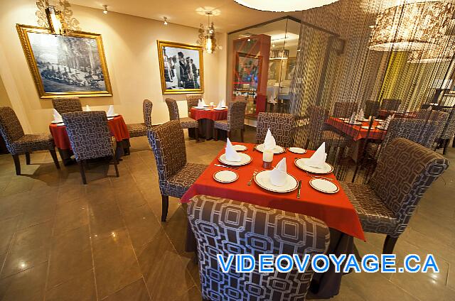 République Dominicaine Punta Cana Dreams Palm Beach Con fotografías de la época en blanco y negro en las paredes.