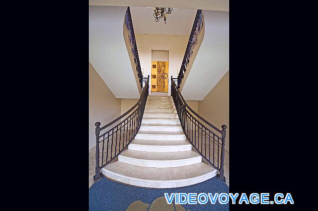 République Dominicaine Punta Cana Dreams Palm Beach La escalera da acceso al restaurante y PortoFino Burdeos.