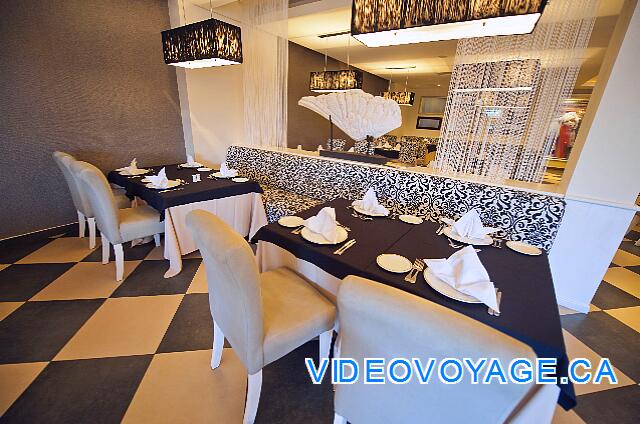 République Dominicaine Punta Cana Dreams Palm Beach Sillas cómodas para pasar una larga noche hablando durante la cena.