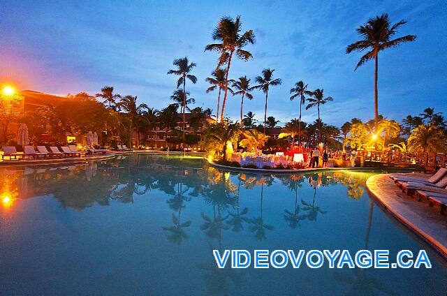 République Dominicaine Punta Cana Dreams Palm Beach Para eventos especiales como bodas, hay un buffet ubicado en la isla en el centro de la piscina principal.