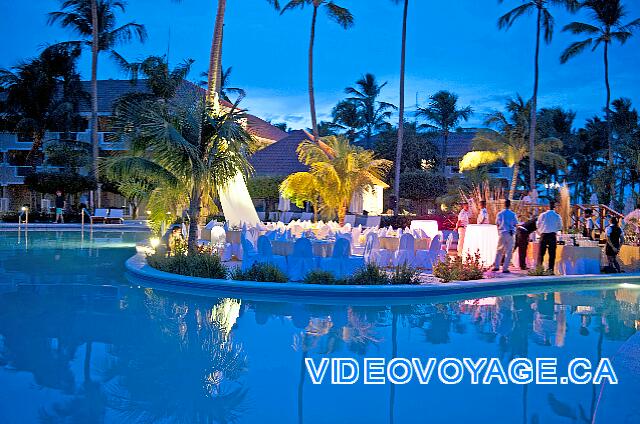 République Dominicaine Punta Cana Dreams Palm Beach Las mesas en la isla en el centro de la piscina.