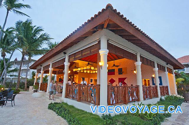 République Dominicaine Punta Cana Dreams Palm Beach El menú a la carta abierta para asar la cena para todos los clientes y para el almuerzo para los huéspedes de la sección Club. Situado en el borde de la playa.