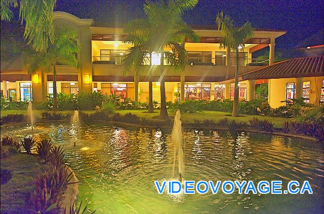 République Dominicaine Punta Cana Dreams Palm Beach A pond in the back of the main building, 4 à la carte restaurants in the building in the background.